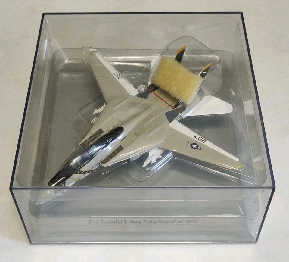 Collection Armour 1:100 F14 Tomcat US Navy Jolly Rogers art.5210 IN DISPLAY CASE - Image 1 of 4