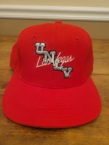 Neu mit Etikett Vintage UNLV Las Vegas Runnin Rebels 7 3/8 - 7 1/2 eng anliegende Mütze AJD - Bild 1 von 7