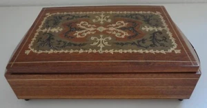 Music box vintage in legno per sigarette con ballerina danzante all'interno - Foto 1 di 6