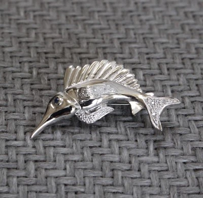 NUEVO COLGANTE/ALFILER PEZ VELA/PEZ ESPADA ORO BLANCO 14K CON ZAFIRO Y DIAMANTES Foto 1 de 4