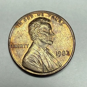 1982 P Lincoln Memorial DDO on Year - Picture 1 of 3