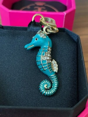 JUICY COUTURE 3D Azul Teal Caballito de Mar Pavimentado Cristal PULSERA ENCANTO con Caja YRU6528 Foto 1 de 4