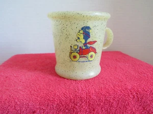 Vintage Westland Kunststoff cremeweiß fleckig Tommee Tippee (?) Roadster Tasse - Bild 1 von 4