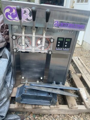 Máquina Stoelting Soft Serve refrigerada por agua 220 potencia Foto 1 de 4