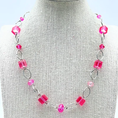 Collar de cuentas Lucite rosa facetado formas de cubo cadena de plata ligero declaración Foto 1 de 4