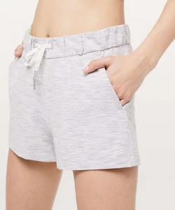 Lululemon On The Fly Shorts Wee Are From Space Nimbus Schlachtschiff grau Laufen 12 - Bild 1 von 12