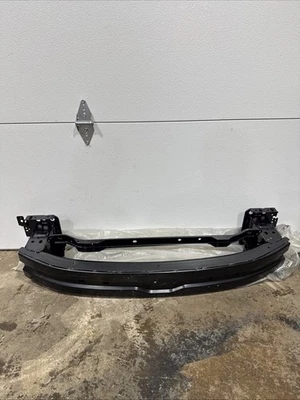 Refuerzo del parachoques delantero Ford Fiesta 2011-2013 sedán Foto 1 de 2