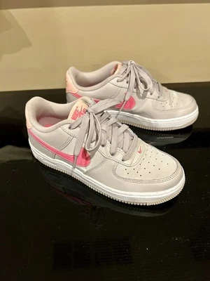 Niñas Jóvenes Nike Air Force 1 Zapatillas bajas Talla 4/4Y - Platino Violeta Rosa Foto 1 de 4