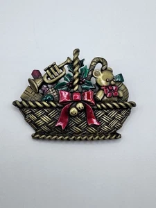 JJ Jonette Schmuck Vintage Weihnachten Brosche Spielzeug Korb Teddybär Trompete Stechpalme - Bild 1 von 5