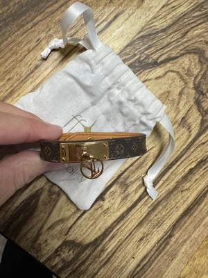 Auténtico brazalete ajustado Louis Vuitton con logotipo con monograma Foto 1 de 4