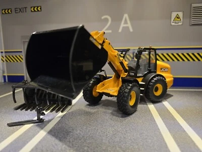 1:32 JCB TM420 Telescopic Wheel Loader Scale Britains Farm Model 43231 Agri - Image 1 of 4