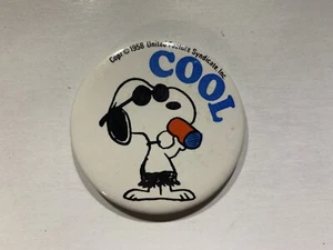 VINTAGE 1958 Peanuts Comic Snoopy Cool Beach Shorts Drinking Cup Pinback Button - Bild 1 von 4