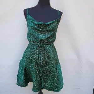 Vestido Patinador Princesa Polly Verde Satinado Como Verde Oscuro Polkadot Talla 2 - Imagen 1 de 13