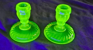 Vintage Imperial Glas gedrehte Optik Depression Uranglas Kerzenständer - Bild 1 von 9