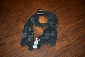C9- NWT Indigo Soul Gray Embroidered Oblong Scarf - Bild 1 von 5