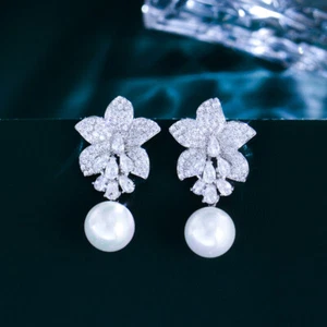Deslumbrantes pendientes de gota de perlas enchapados en plata blanca circonita para mujer hoja flor flor - Imagen 1 de 8