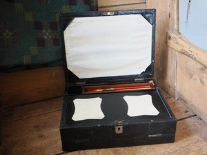 Una encantadora caja de escritura victoriana de cuero - Imagen 1 de 18