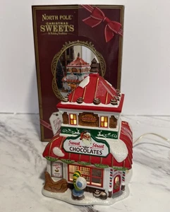 DEPT 56 North Pole Serie "Christmas Sweets" Mid-Year Release 4054967 EUC mit Box - Bild 1 von 19