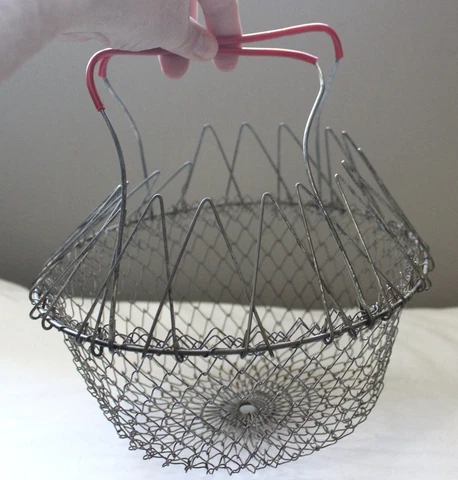 VINTAGE RED HANDLED WIRE METAL COLLAPSIBLE EGG VEGETABLE FRUIT WASH COOK BASKET Cover