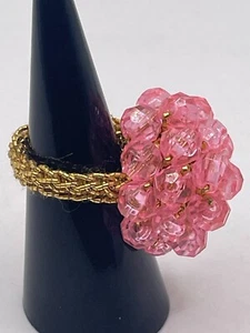 Bijou de costume vintage bague grappe de perles rose clair sur bande extensible dorée - Photo 1/5