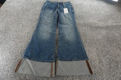 Pantalones de mezclilla elásticos con dobladillo crudo acampanados de pierna ancha azul medio Wisteria Lane para mujer Foto 1 de 4