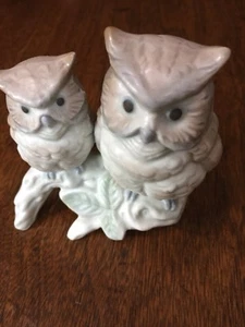 FIGURA DE COLECCIÓN OMC CERÁMICA 4" DE ALTO BÚHO ADULTO Y BEBÉ ENCARAMADO EN RAMAS DE HOJAS-HECHA EN CASA - Imagen 1 de 4