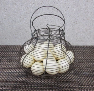 VINTAGE FRANZÖSISCHER LAND METALL DRAHT EIERKORB MIT 15 KUNSTSTOFF EIERN DEKOR - Bild 1 von 4