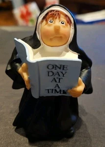 Figura Hermana Monja Folclórica UN DÍA A LA VEZ #45808 3 1/2" 2007 - Imagen 1 de 6