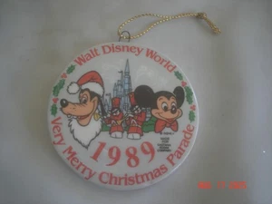 1989 WALT DISNEY WORLD VERY MERRY CHRISTMAS PARADE ROUND CERAMIC ORNAMENT - Picture 1 of 4