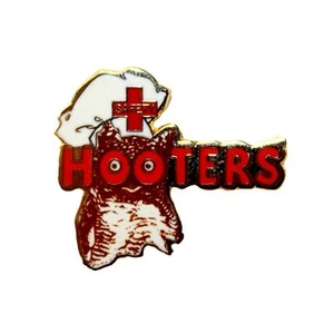 HOOTERS RESTAURANT ROTES KREUZ SICHERHEIT ERSTE HILFE PERSONAL HOOTIE EULE ANSTECKNADEL - Bild 1 von 3