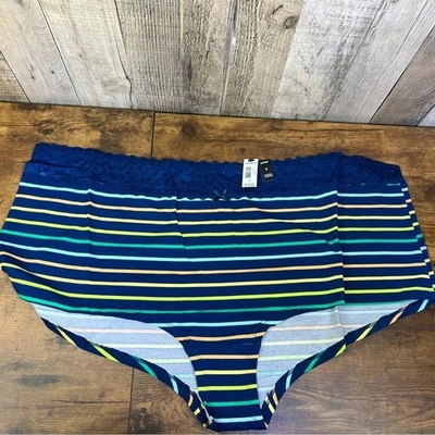 Bermuda masculina listrada com renda Torrid Curve tamanho 6 - Imagem 1 de 2