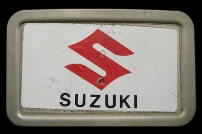 JJ06109 GRAN HEBILLA DE CINTURÓN VINTAGE AÑOS 70 FISHER **SUZUKI** MOTOCICLETAS TONO PLATEADO Foto 1 de 2