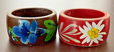 COPPIA PORTATOVAGLIOLI IN LEGNO DIPINTO VINTAGE ANNI '70 MARRONE E ROSSO A FIORI - Immagine 1 di 4