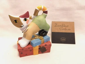 NEU Goebel Katze auf Geschenk - Paket von Rosina Wachtmeister 12 cm groß - Bild 1 von 1