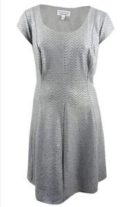 Vestido Robbie Bee para mujer talla grande plateado de ajuste metálico y llamaradas talla 1X 2X 3X $89 {&} - Imagen 1 de 2