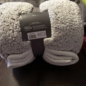 100% polyester throw - Picture 1 of 2