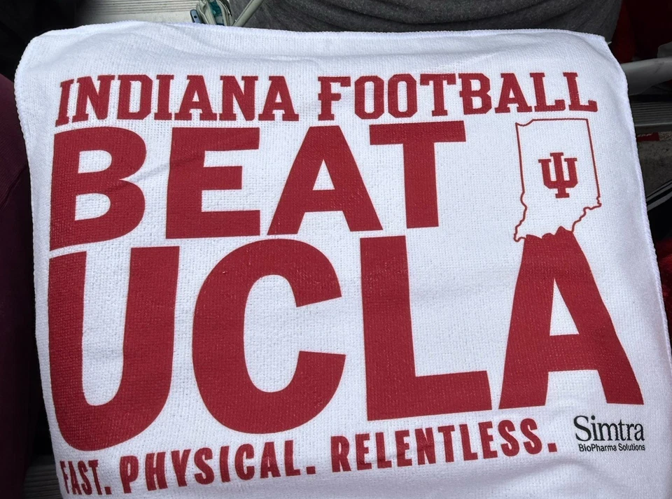 Toalla de rally de fútbol Indiana IU vs UCLA 24 de octubre de 2025 Foto 1 de 1