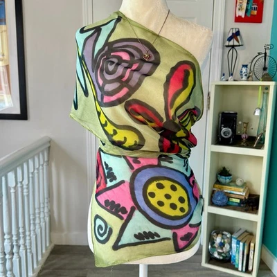 Bufanda rectangular abstracta colorida de gasa de seda pintada a mano IRO Foto 1 de 4