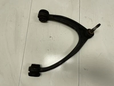 Brazo de control superior pasajero delantero derecho Chevrolet Suburban 1500 2012 de fábrica Foto 1 de 4