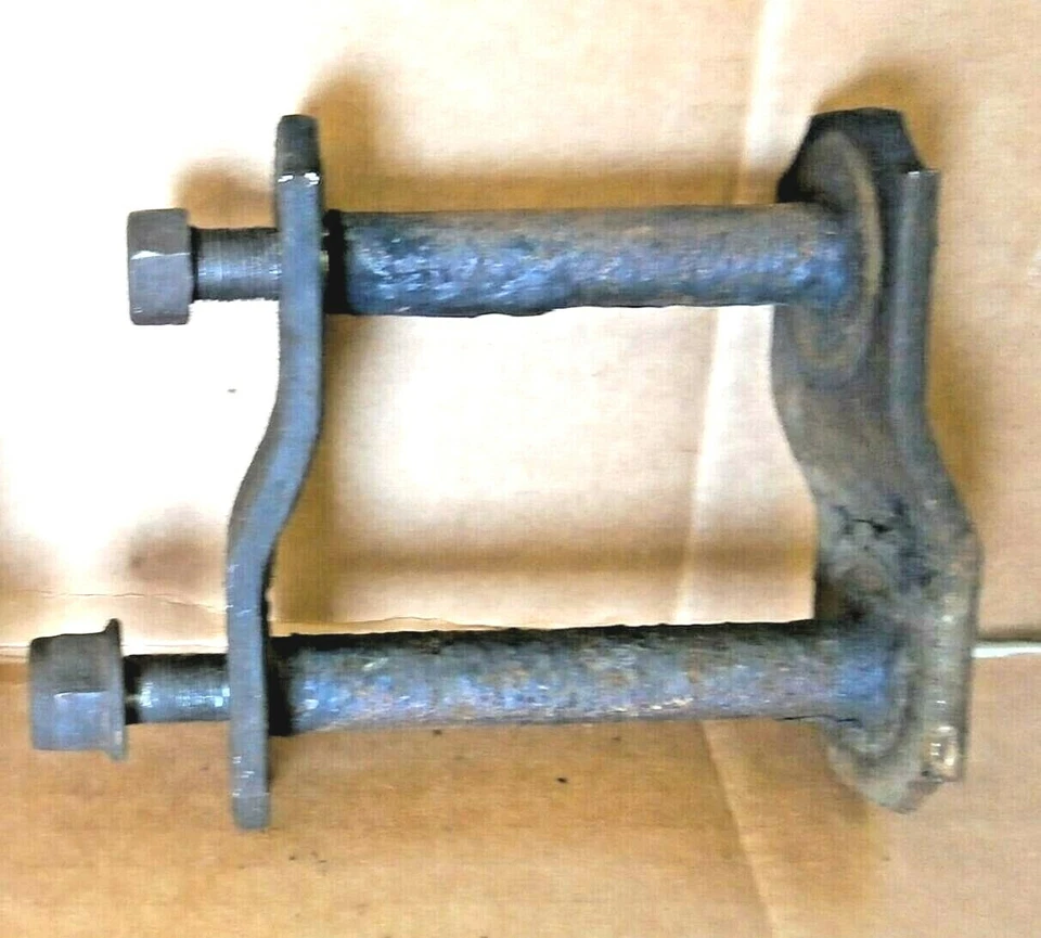 MITSUBISHI L200 2000-2006 CREW CAB SHACKLE LEAF SPRING HANGER — 第 1/1 张图片