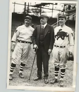 DEMÓCRATAS Y REPUBLICANOS se reúnen en el campo de béisbol 1928 congresistas foto de prensa - Imagen 1 de 2