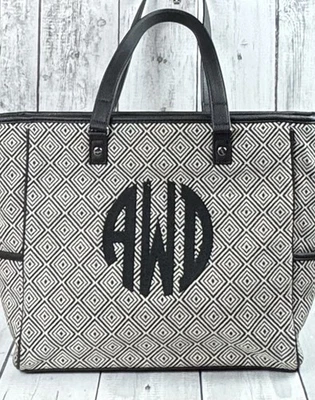 Bolso Cindy Thirty-One bordado “AWD” parte superior y bolsillos interiores de lona Foto 1 de 4