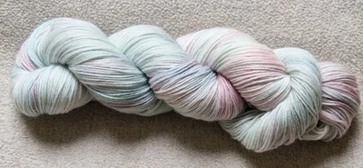 Reste : 100 g handgefärbte 4-fach Sockenwolle, 75 % Wolle/25 % Polyacryl, weich - Bild 1 von 3