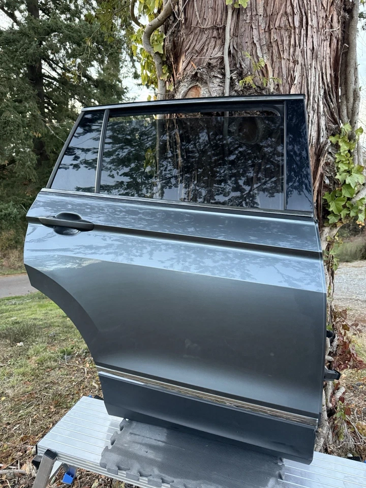 Volkswagen Tiguan 2018-2024 puerta trasera derecha lado del pasajero (cuello gris) Foto 1 de 4