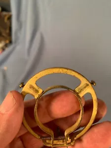 Abrazadera de montaje vintage de latón de 2 y 1/4" en soporte de sombra de enchufe hecho en EE. UU. - Imagen 1 de 4