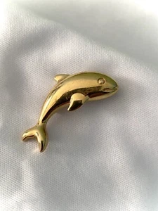 PIN DE BROCHE DE PECES/DELFINES DE ORO MONEDA DE COLECCIÓN - Imagen 1 de 5