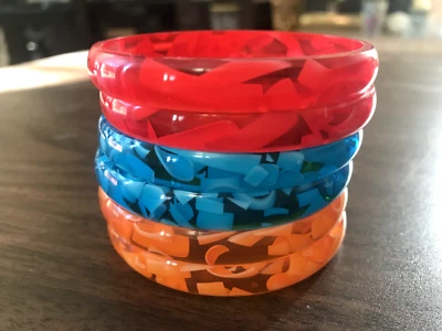 Lote de 6 pulseiras/pulseiras coloridas de plástico joias da moda festa/uso diário - Imagem 1 de 2