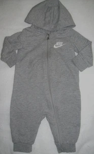 Bebé 6 M: GRIS ~NIKE~ MONO SUDADERA CON CAPUCHA MAMELUCO con LOGO y Cremallera Frontal - Imagen 1 de 3