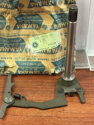 NUEVO NOS Fábrica Yamaha Parte # 525-18101-00 Eje de cambio Ambly TY175 YZ100/125/250 Foto 1 de 3