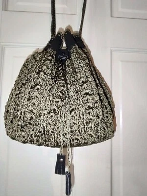 Peruano - Bolso Cubo Crochet Nailon Oliva con Borde de Gamuza Negro  Foto 1 de 4